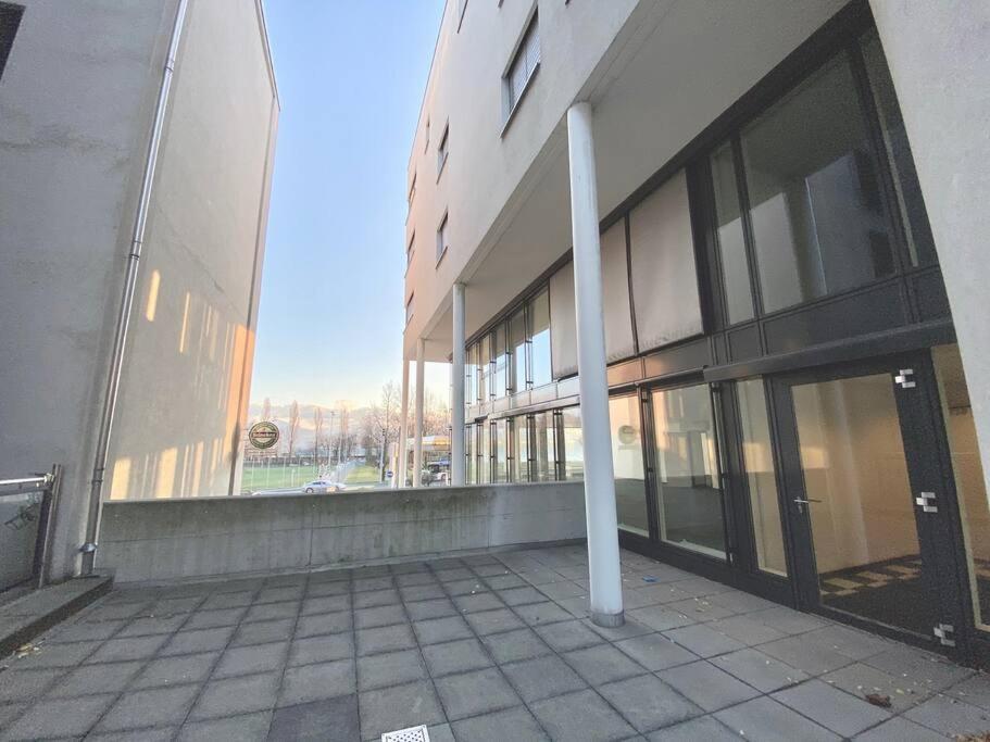 Your Bright And Spacious By The Apartment *